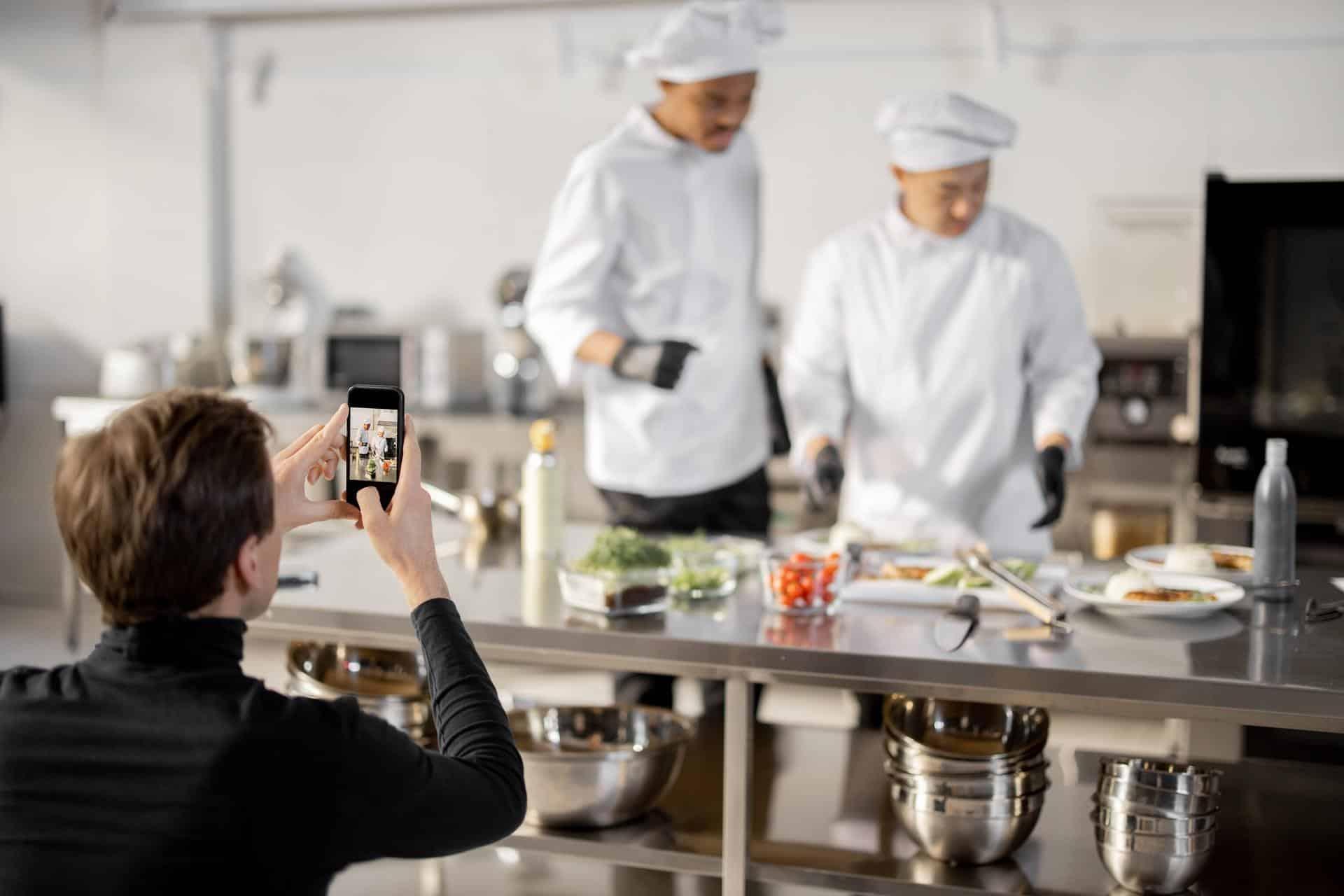 El poder del vídeo en las redes sociales de tu restaurante: cocina y personalidad en primera plana - Cover Image